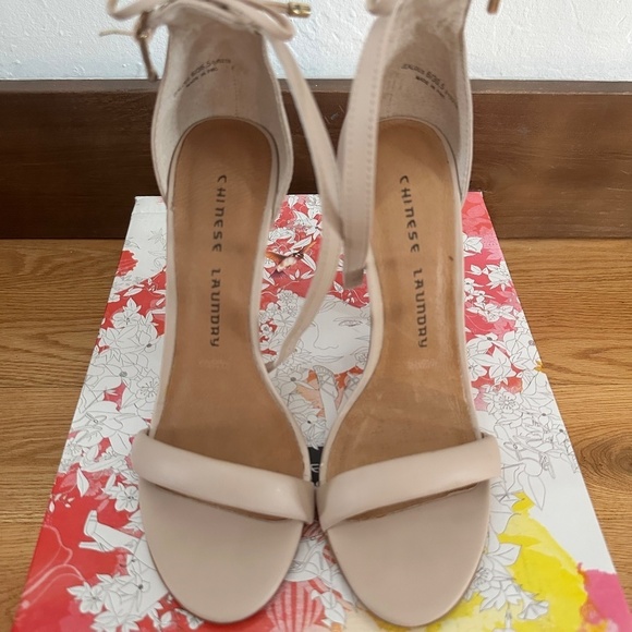 Chinese Laundry Jealous Sandal - Size 6 - Color: Sand - Picture 4 of 10
